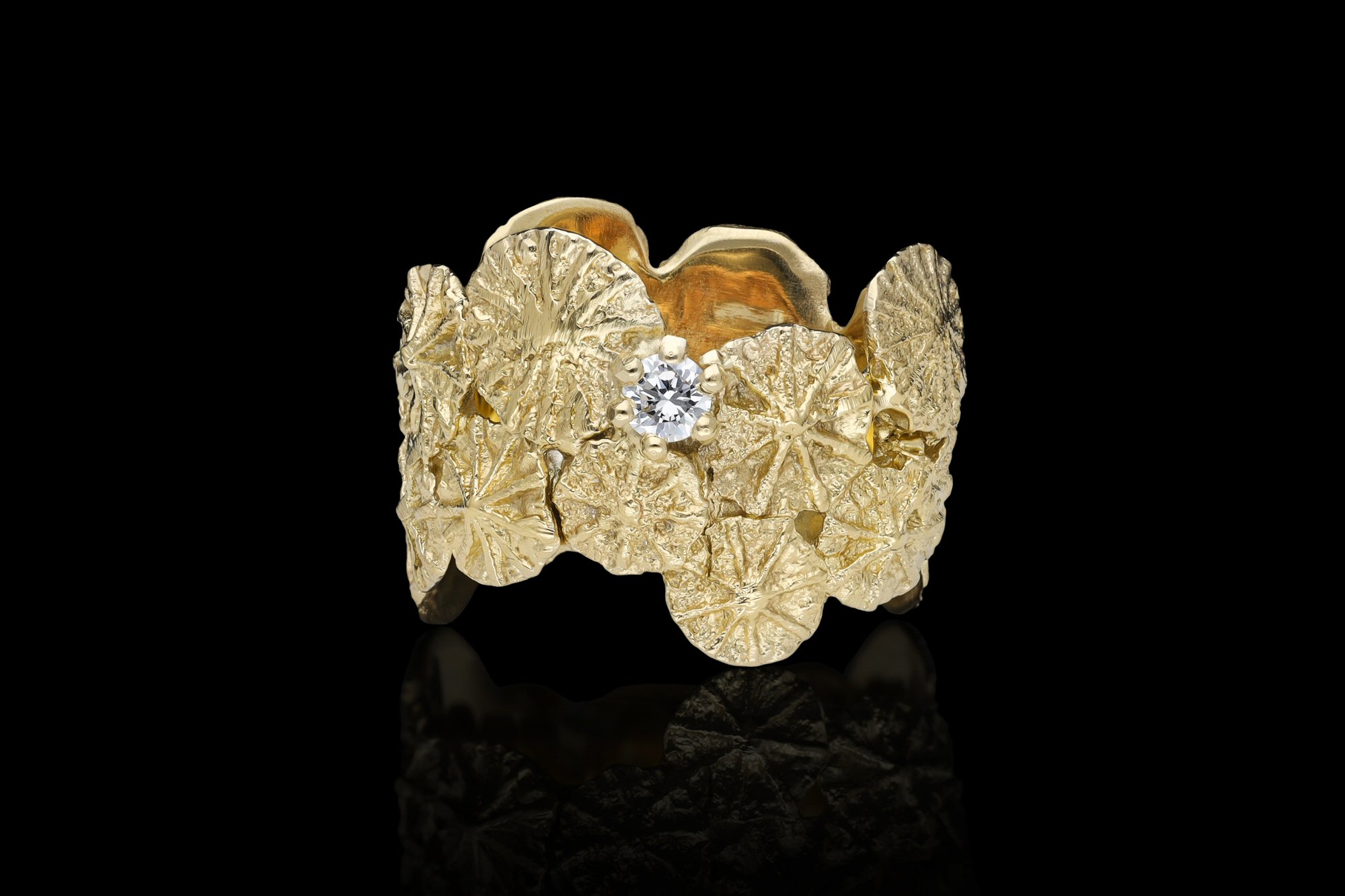 18ct Gold Poppy Seed Head Texture with Diamond Ring
